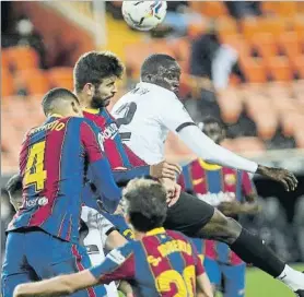  ?? FOTO: AP ?? Gerard Piqué se impone por alto en un duelo ayer en Mestalla