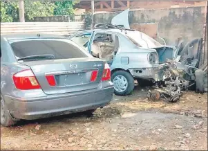  ??  ?? Los automóvile­s rescatados, una Toyota Premio y una Toyota Platz, fueron hallados en un taller de Luque.