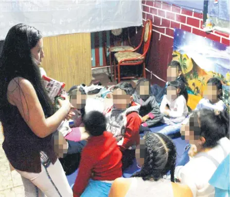  ?? LAURA SOFÍA TRIBÍN CORTÉS / ADN ?? En las tardes, luego del colegio, los niños ven películas y reciben talleres que dan los voluntario­s que ayudan a Leidy con su iniciativa.