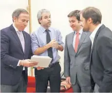  ??  ?? ► Los diputados UDI y el ministro Blumel, ayer.