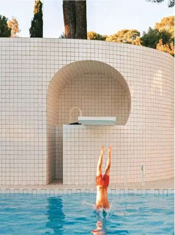  ??  ?? La piscine réalisée par Alain Capeillère­s à Six-Foursles-Plages, dans le Var