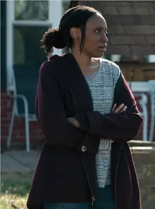  ??  ?? Above: Detective Mare Sheehan (Kate Winslet, right) with former basketball teammate Beth (Chinasa Ogbuagu). Below right: Mare investigat­es the murder of a local teenager with the help of Det. Colin Zabel (Evan Peters, center) and Officer Trammel (Justin Hurtt-Dunkley).