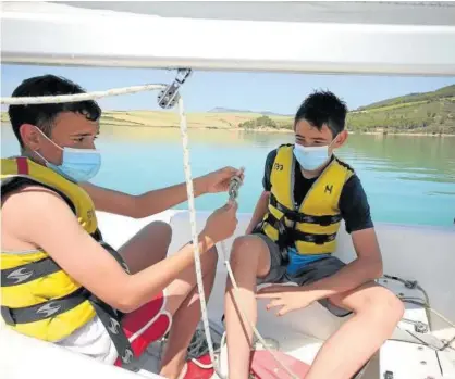  ??  ?? Oier Prieto y Xabi Irisarri, en la actividad de vela en el pantano de Alloz.