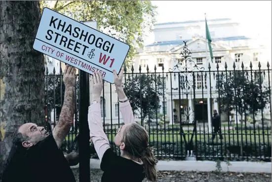  ?? DANIEL LEAL-OLIVAS / AFP ?? Activistas de Amnistía Internacio­nal colocaron el viernes un cartel en el que se lee “Calle Khashoggi” ante la embajada saudí en Londres