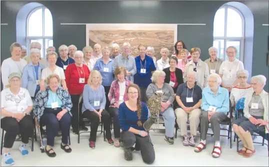  ?? OCEAN FRANCOEUR ?? All 30 OWLS who made it to the event pose with their new friend Darwin the owl and Darwin’s handler, Shawna Sévigny.