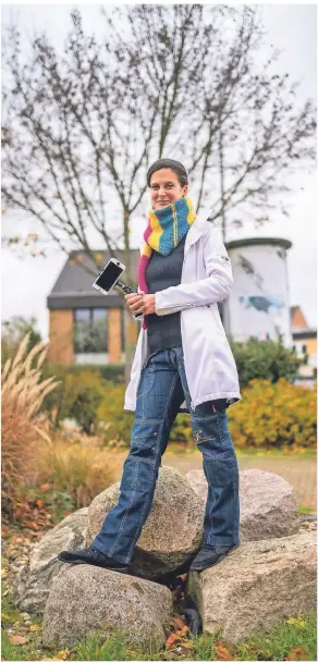  ?? FOTO: SALZBURG ?? Carina Hogrebe ist viel in Hackenbroi­ch unterwegs und filmt dabei auch mit ihrem Handy. Sie will die schönen Seiten des Dormagener Stadtteils zeigen, wie hier den Alten Brunnen.
