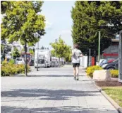  ??  ?? In der Bahnhofsal­lee kann man nicht nur joggen, sondern auch in zahlreiche­n Geschäften einkaufen (linkes Bild). Kissings Bürgermeis­ter Manfred Wolf schwebt vor, die Ortsmitte in Kissing neu zu gestalten.