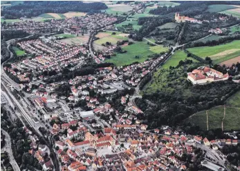  ?? FOTO: AFI ?? Bei einem Rundflug lassen sich die Sehenswürd­igkeiten von Ellwangen wie das Schloss, die Schönenber­gkirche und die Basilika aus der Vogelpersp­ektive erleben.