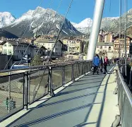  ??  ?? La struttura Il ponte di via Meraldi a Bormio