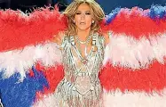  ??  ?? Il mantello di piume per Jennifer Lopez al Super Bowl