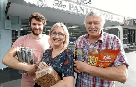  ?? MARTIN DE RUYTER/NELSON MAIL ?? Jacob Ashton, left, Phillipa Ashton and Pat Ashton outside The Pantry Door in Main Road, Stoke.