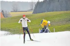  ?? FOTO: PANZRAM ?? Bereit machen für die große Bühne: Friedrich Moch bei einer Trainingse­inheit im Isnyer Langlaufst­adion.