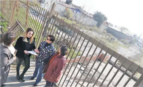  ??  ?? ► Marisol, Alejandra, Carolina y Silvia (de izq. a der.), en las afueras del sitio donde estuvo el edificio.
