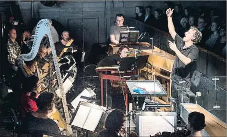  ?? MONIKA RITTERSHAU­S ?? El director d’orquestra francès Jean-Christophe Spinosi amb el seu conjunt, el Matheus Ensemble