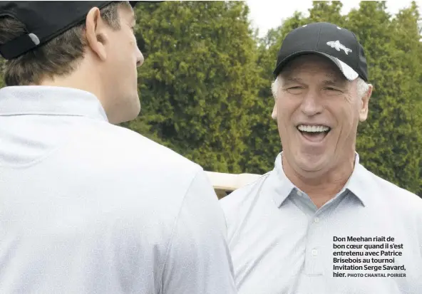  ?? PHOTO CHANTAL POIRIER ?? Don Meehan riait de bon coeur quand il s’est entretenu avec Patrice Brisebois au tournoi Invitation Serge Savard, hier.