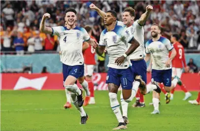  ?? ?? k El atacante inglés Marcus Rashford (11) celebra con sus compañeros uno de sus tantos frente a Gales.