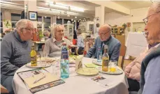  ?? FOTO: GROSS ?? In der Pause setzte sich Rolf Waldvogel (dritter von links) ungezwunge­n zu den Besuchern und plauderte mit ihnen auf Schwäbisch.