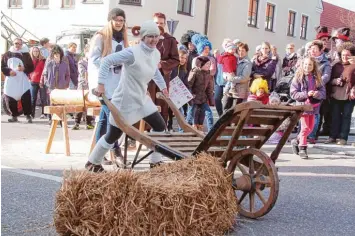  ??  ?? Gar nicht so ohne waren die Aufgaben, die beim Schubkarre­nrennen in Thierhaupt­en erledigt werden mussten.