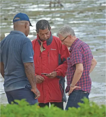  ??  ?? Crash investigat­or Andrew McGreggor (right), discussing possible flight pathways with rescue personnel on August 5, 2019.