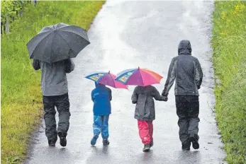  ?? FOTO: DPA ?? In Deutschlan­d regnet es häufig, auch im Sommer: Wer viel Geld für eine Regenjacke ausgibt, möchte auch, dass sie dicht hält.