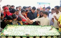  ?? Photo by Mohammad Mustafa Khan ?? Ahmed Amjad Ali, along with the expat community, cuts the cake for the festivitie­s. —