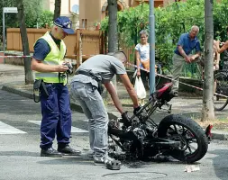  ??  ?? L’impatto I resti del ciclomotor­e scontratos­i con un’auto ieri in Borgo Venezia, tra via Montorio e via Cotta