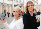  ?? FOTO: WOITSCHÜTZ­KE ?? Ausgerüste­t mit Handy und Premium Card treten Nicole Montalvao (l.) und Elke Petri zum Wettstreit an.