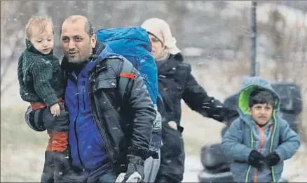  ?? DARIO AYALA / REUTERS ?? Huir de EE.UU. Esta familia siria llegó hace unos días a pie al puesto fronterizo de Hemmingfor­d (Quebec). y pidió refugio. Las llegadas a Canadá desde EE.UU. se han disparado