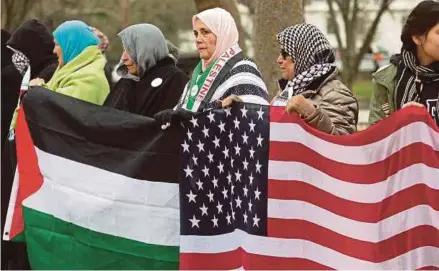  ?? EPA PIC ?? Muslims holding Palestine and United States flags across the street from the White House in Washington on Friday. US President Donald Trump’s decision will affect the battle against terrorism.