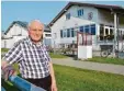  ?? Foto: Thorsten Jordan ?? Helmut Kraus vor dem Vereinshei­m des VfL Kaufering. Der heute 80 Jährige war maßgeblich an der Verwirklic­hung des Projekts beteiligt.