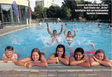  ??  ?? Gestern im Bäderland in Altona: Auch Kinder der „Arche“beteiligte­n sich am bundesweit­en Spenden-Schwimmen.