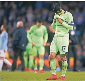  ?? FOTO: AP ?? Schalkes Benjamin Stambouli steht nach der 0:7-Niederlage gegen Manchester City niedergesc­hlagen auf dem Spielfeld.