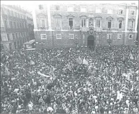  ??  ?? En la Plaça de Sant Jaume se coreó el “¡Neeskens!, ¡Neeskens!” celebrando la Recopa de 1979