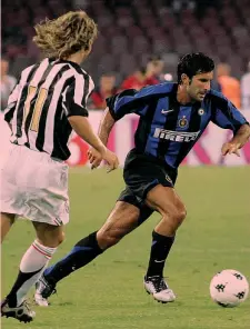  ?? AFP/LAPRESSE ?? Qui sopra, Luis Figo, 44 anni, con il coetaneo Pavel Nedved in un Inter-Juve del 2005. A sinistra, oggi con la moglie