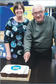  ?? ?? Chairman of Argyll and Bute CAB Iain Ritchie and board member Elly Bittleston cut the celebratio­n cake.