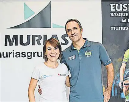  ?? FOTO: BIZKAIA DURANGO ?? Agurtzane Elorriaga y Jon Odriozola posan tras anunciar la unión entre los dos equipos ciclistas