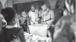  ??  ?? Des agents électoraux comptant les bulletins dans un bureau de vote à Bamako