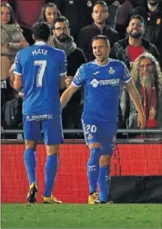  ??  ?? Maksimovic, felicitado por Mata.