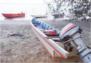  ??  ?? PERAHU milik warga emas hilang ditemukan di tepi pantai Pulau Terenggoho, Tetabuan.