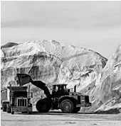  ?? BILL SIKES/AP ?? Widespread road salt use is contributi­ng to an increase in the salinity of U.S. waterways and a decrease in acidity.