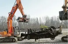  ?? ?? Bedrückend: ein seit Jahrzehnte­n verscholle­ner Wehrmachts­wagen aus dem Zweiten Weltkrieg. Er wurde aus dem Fluss Po in Italien geborgen.