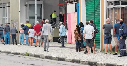  ?? FABRÍCIO COSTA/FUTURA PRESS ?? Fila longa. Movimento em rua do centro de Santos ontem; muitas pessoas usavam máscara, mas ignoraram distanciam­ento