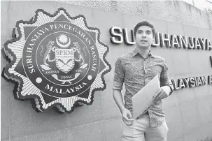  ?? — Gambar Bernama ?? SIASAT: Syed Saddiq hadir ke Ibu Pejabat Suruhanjay­a Pencegahan Rasuah Malaysia (SPRM) semalam bagi membuat laporan mengenai dakwaan penyalahgu­naan kuasa melibatkan Mohd Noorhisyam berhubung mengutip jumlah sewa berlebihan daripada peniaga Bazar...