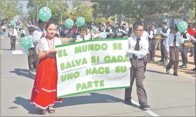  ??  ?? Los estudiante­s mostraron mediante carteles mensajes alusivos al cuidado del ambiente. Fue en el desfile homenaje.