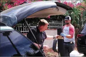  ?? AP/Los Angeles Daily News/DAVID CRANE ?? FBI agents collect evidence Thursday at the home of Robert Chain in the Encino section of Los Angeles after Chain was arrested, accused of threatenin­g workers at The Boston Globe.