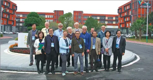  ?? PROVIDED TO CHINA DAILY ?? Internatio­nal personnel in the national Recruitmen­t Program of Global Experts visit the Haicang Entreprene­urship Square in December 2016.