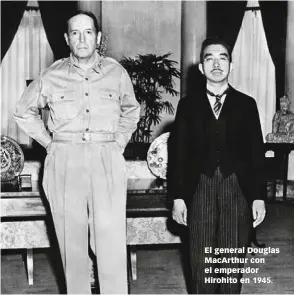  ??  ?? El general Douglas MacArthur con el emperador Hirohito en 1945.