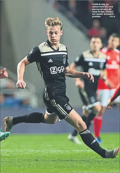  ?? FOTO: AP ?? Frenkie de Jong, con contrato hasta 2022, es la gran joya del centro del campo del Ajax. El Barça y más ‘grandes’ de Europa le pretenden