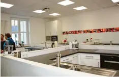  ?? Archivfoto: A. Kollmannsp­erger ?? So wie vor Kurzem die Lehrküche in Schwabmünc­hen soll jetzt auch die Mittelschu­le Großaiting­en mit LED Leuchten ausgestatt­et werden.