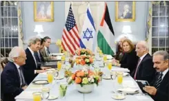  ??  ?? وزير الخارجية الامريكي والوفدان الفلسطيني والاسرائيل­ي خلال الجلسة التمهيدية لاستئناف المفاوضات امس الأول
(أ. ف.پ)